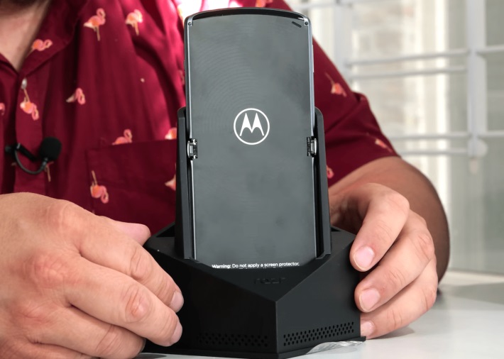 Hộp đựng điện thoại có giá đỡ (Nguồn ảnh: Motorola Razr 5G)